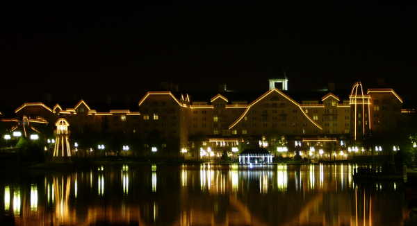 Hotel Newport Bay Club bei Nacht